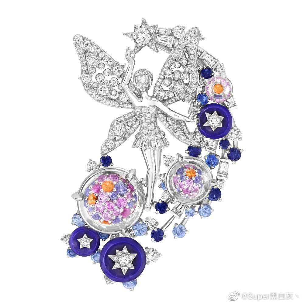 Van Cleef & Arpels 推出2021年新一季高级珠宝系列——「Sous Les Etoiles」，灵感源自浩瀚星空，通过天体物理、文学艺术2种角度来诠释这一主题，系列名在法语中意为「星空之下」。新作共由超过120件独一款作品组成，以瑰丽的宝石为星空赋予诗意想象，共耗时4年完成。 ​