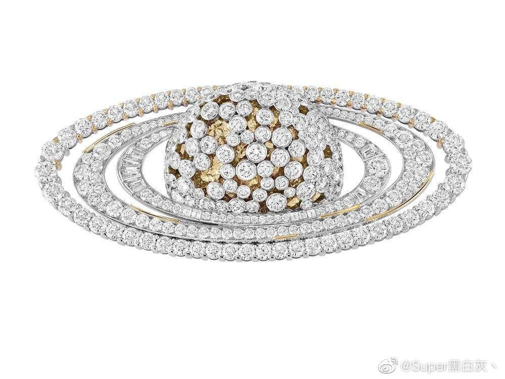 Van Cleef & Arpels 推出2021年新一季高级珠宝系列——「Sous Les Etoiles」，灵感源自浩瀚星空，通过天体物理、文学艺术2种角度来诠释这一主题，系列名在法语中意为「星空之下」。新作共由超过120件独一款作品组成，以瑰丽的宝石为星空赋予诗意想象，共耗时4年完成。 ​