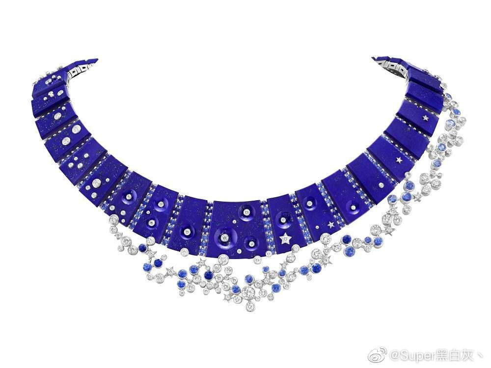 Van Cleef & Arpels 推出2021年新一季高级珠宝系列——「Sous Les Etoiles」，灵感源自浩瀚星空，通过天体物理、文学艺术2种角度来诠释这一主题，系列名在法语中意为「星空之下」。新作共由超过120件独一款作品组成，以瑰丽的宝石为星空赋予诗意想象，共耗时4年完成。 ​