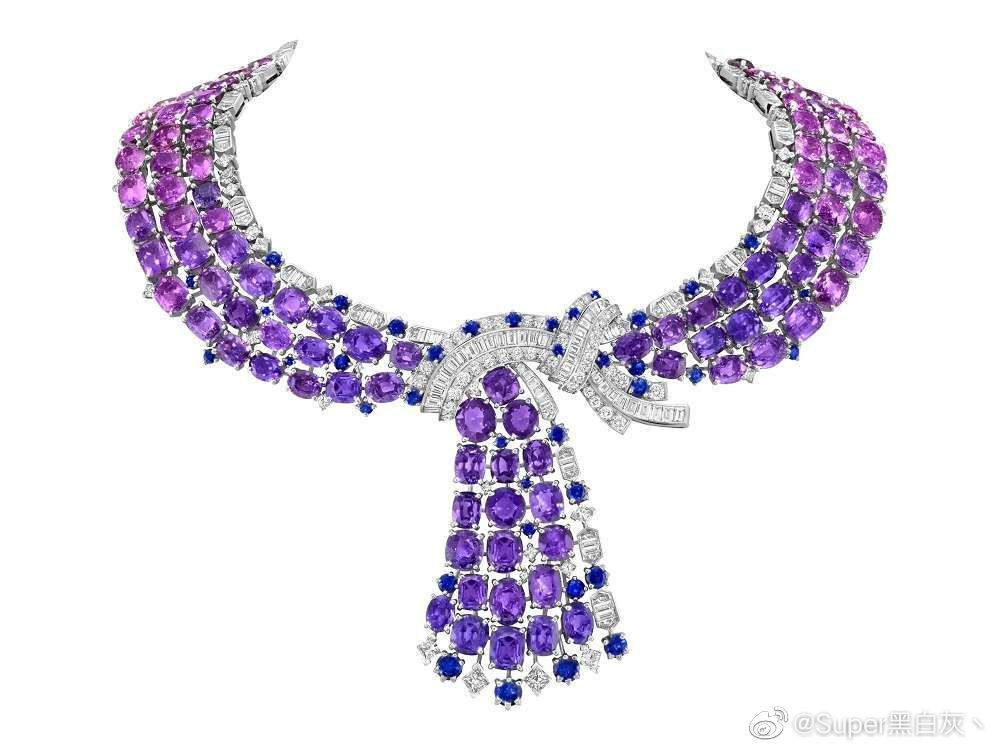 Van Cleef & Arpels 推出2021年新一季高级珠宝系列——「Sous Les Etoiles」，灵感源自浩瀚星空，通过天体物理、文学艺术2种角度来诠释这一主题，系列名在法语中意为「星空之下」。新作共由超过120件独一款作品组成，以瑰丽的宝石为星空赋予诗意想象，共耗时4年完成。 ​