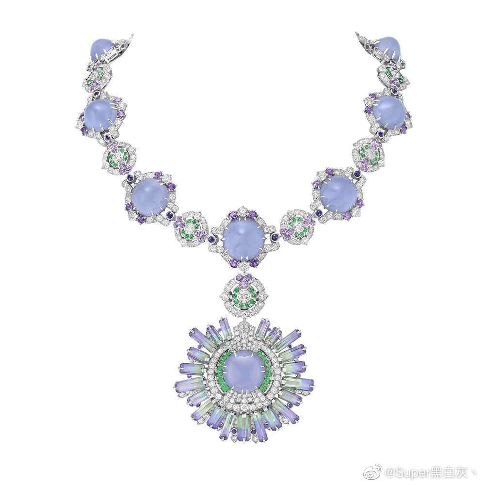 Van Cleef & Arpels 推出2021年新一季高级珠宝系列——「Sous Les Etoiles」，灵感源自浩瀚星空，通过天体物理、文学艺术2种角度来诠释这一主题，系列名在法语中意为「星空之下」。新作共由超过120件独一款作品组成，以瑰丽的宝石为星空赋予诗意想象，共耗时4年完成。 ​