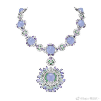 Van Cleef & Arpels 推出2021年新一季高级珠宝系列——「Sous Les Etoiles」，灵感源自浩瀚星空，通过天体物理、文学艺术2种角度来诠释这一主题，系列名在法语中意为「星空之下」。新作共由超过120件独一款作品组成…