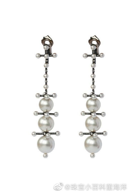 瑞士珠宝商 Nadia Morgenthaler 刚刚推出新一季珠宝作品，灵感源自19世纪欧洲建筑和装饰风格。设计师特别搭配复古风格的珠宝材质，例如天然珍珠、做旧纯银、再生贵金属，衬托出优雅的古典气息。 ​