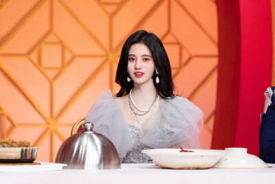 鞠婧祎/工作室图
简介