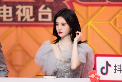 鞠婧祎/工作室图
简介