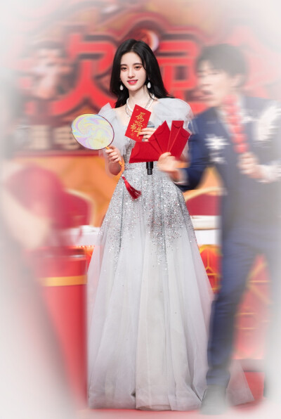 鞠婧祎/工作室图
简介