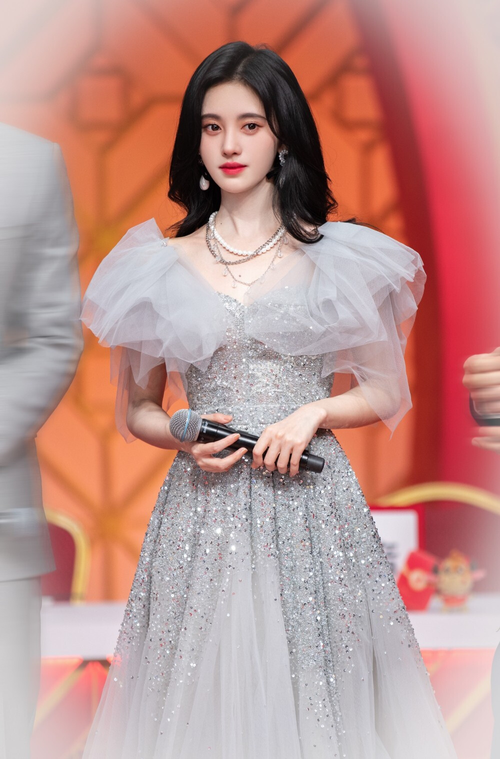 鞠婧祎/工作室图
简介