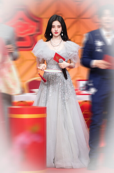 鞠婧祎/工作室图
简介