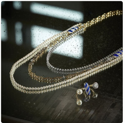 Chanel 刚刚推出新一季高级珠宝系列——「Escale à Venise」，设计灵感源自「威尼斯」，新作从古典建筑、河岸景观、传统工艺、城市人文4个角度来探索威尼斯，撷取最具代表性的元素，共呈现70件独一款作品。