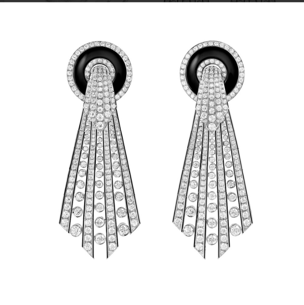 Boucheron 刚刚推出新一季高级珠宝系列——「Histoire de Style」，设计灵感源自1920年「装饰艺术」（Art Deco）风潮。Boucheron 创意总监 Claire Choisne 从历史档案库中汲取灵感，重新演绎充满几何装饰美学的设计元素。
