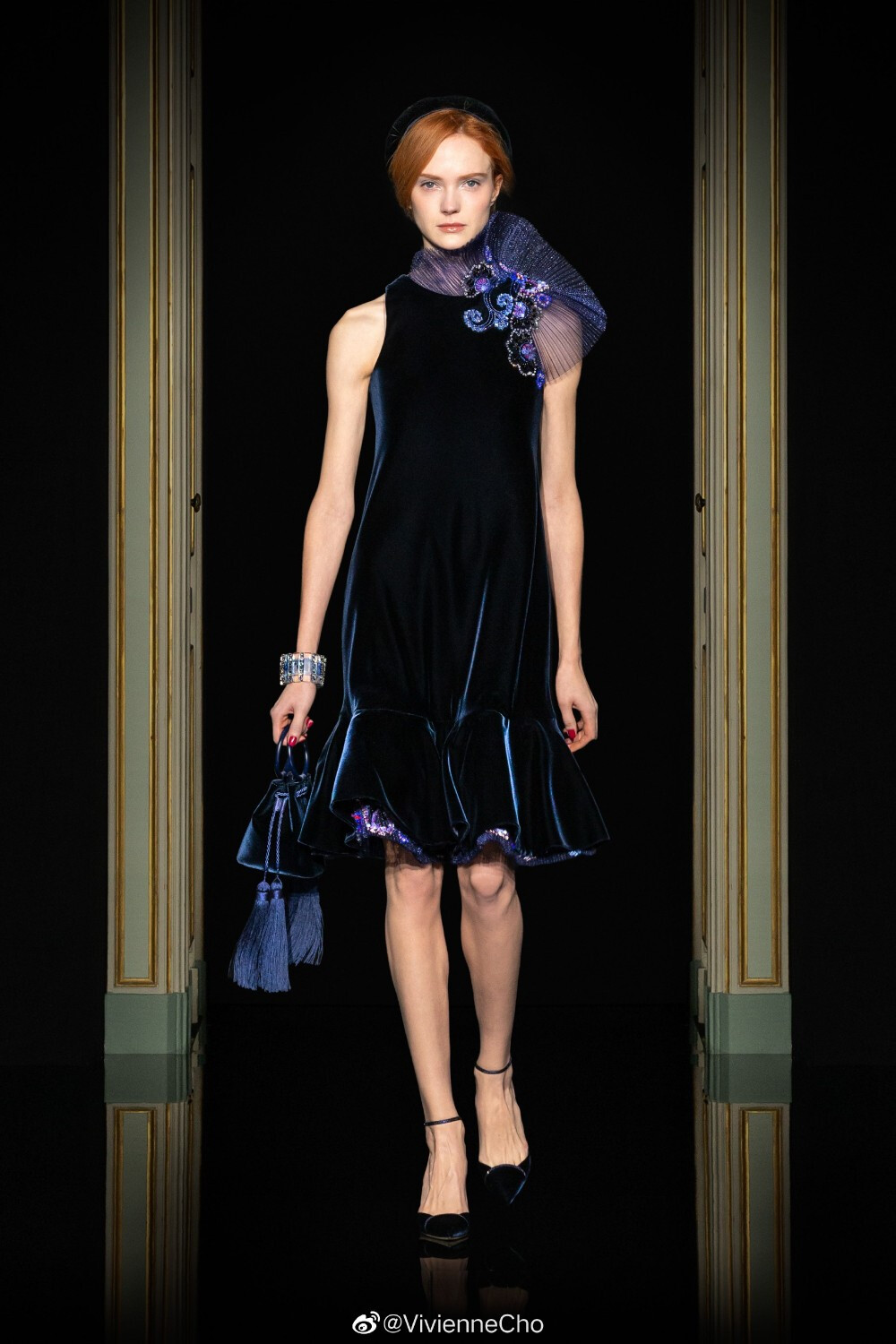 Armani Privé Haute Couture Spring 2021 Paris
硬挺的宝塔肩演绎米兰恒久的轮廓，闪闪发亮的刺绣线条与装饰编织着它的街道纹理，连衣裙领口上添加文艺复兴风格的褶边设计
“In Omaggio a Milano”
Giorgio Armani借用时装的创作，克制地表达着对米兰这座城市的热爱和探索
“我们生活的时代迫使我们呆在家里，社交生活非常有限，但对美的追求是永恒的。”