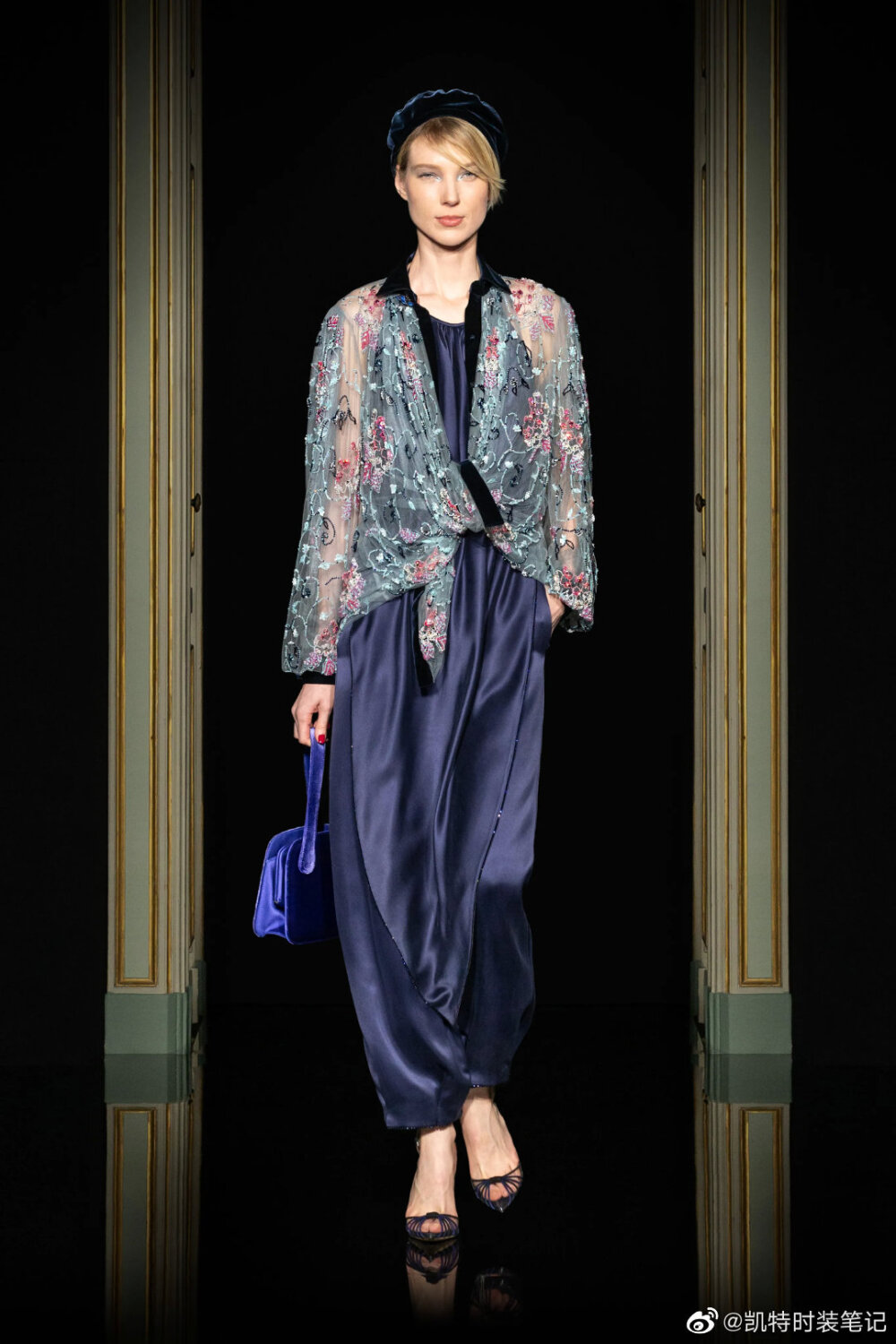 Armani Privé Haute Couture Spring 2021 Paris
硬挺的宝塔肩演绎米兰恒久的轮廓，闪闪发亮的刺绣线条与装饰编织着它的街道纹理，连衣裙领口上添加文艺复兴风格的褶边设计
“In Omaggio a Milano”
Giorgio Armani借用时装的创作，克制地表达着对米兰这座城市的热爱和探索
“我们生活的时代迫使我们呆在家里，社交生活非常有限，但对美的追求是永恒的。”
