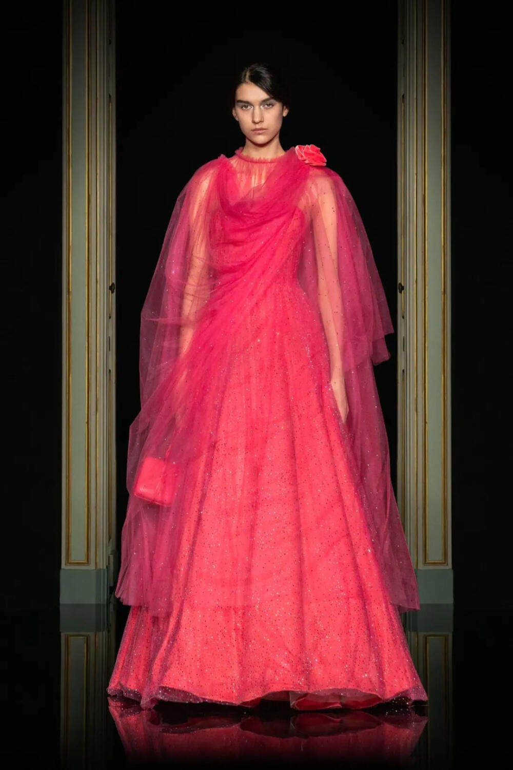 Armani Privé Haute Couture Spring 2021 Paris
硬挺的宝塔肩演绎米兰恒久的轮廓，闪闪发亮的刺绣线条与装饰编织着它的街道纹理，连衣裙领口上添加文艺复兴风格的褶边设计
“In Omaggio a Milano”
Giorgio Armani借用时装的创作，克制地表达着对米兰这座城市的热爱和探索
“我们生活的时代迫使我们呆在家里，社交生活非常有限，但对美的追求是永恒的。”