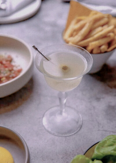 Dirty Matin
图源互联网/自修
“基酒选用口感较烈伏特加，配上甘型威末酒的辛辣还有橄榄枝的鲜咸”