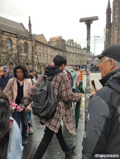 堆糖
我想 糖果即幸福 那么其意是 把糖果堆起来
让自己感到快乐