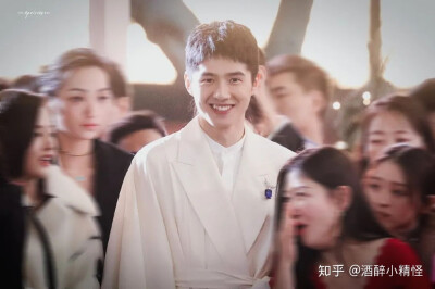 成熟以后，不想再过分取悦谁，和谁在一起舒服就和谁在一起