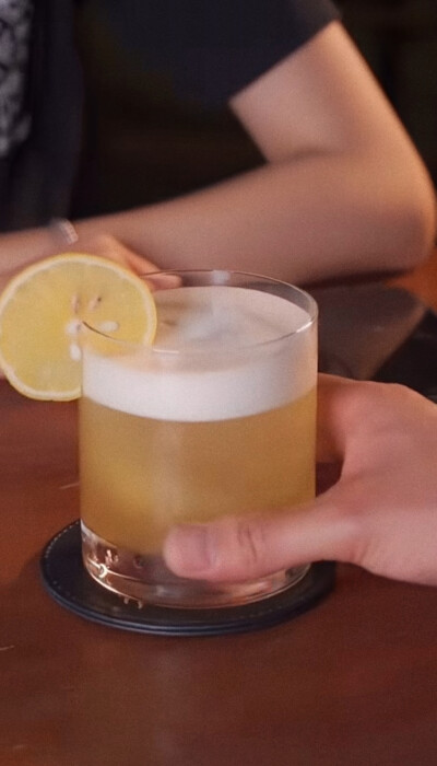 Whiskey sour
图源安森的话事酒馆Anson/自修
“厚重的冰块冷酷无情，打开波本威士忌就能闻到玉米谷物的香气，但它的甜润又会被柠檬汁的酸涩所隐藏”