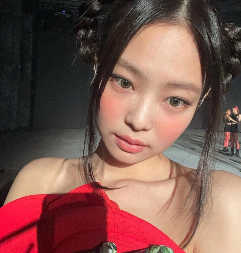 JENNIE ‖ ins更新关于：THE SHOW舞台
SOLO红玫瑰