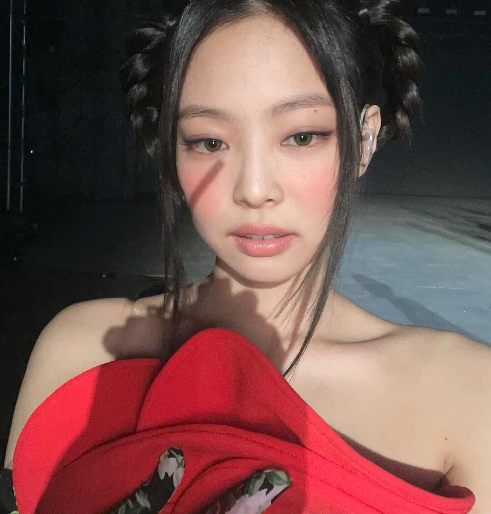 JENNIE ‖ ins更新關(guān)于：THE SHOW舞臺(tái)
SOLO紅玫瑰