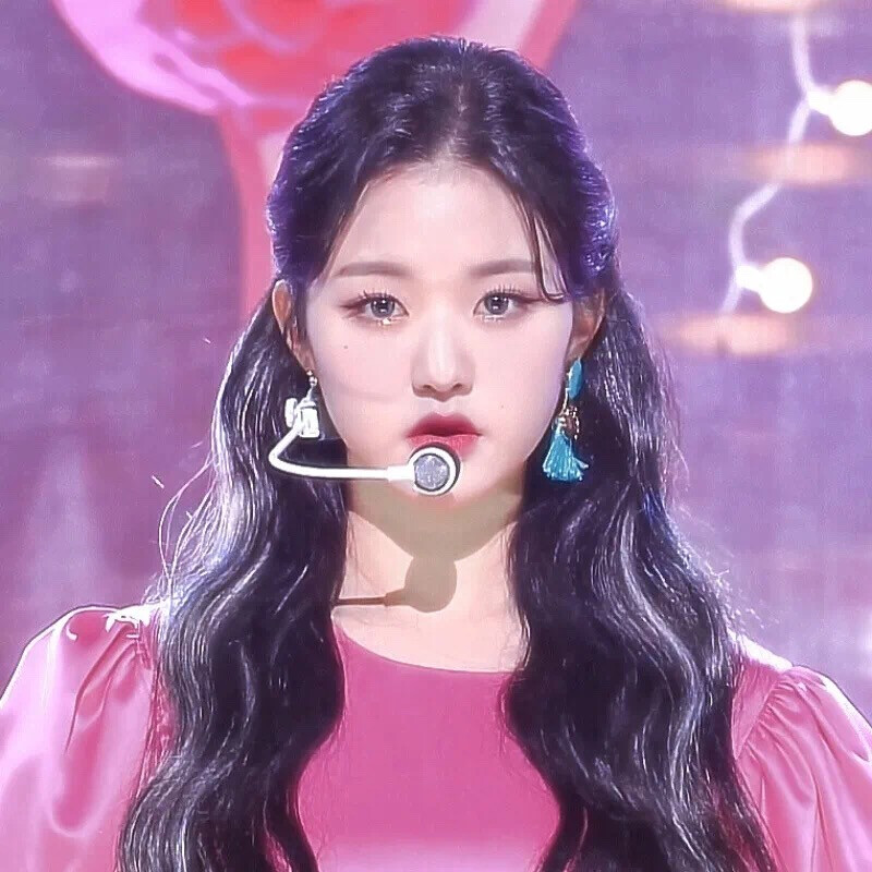 “公主殿下，这双水晶鞋是您的吗？”