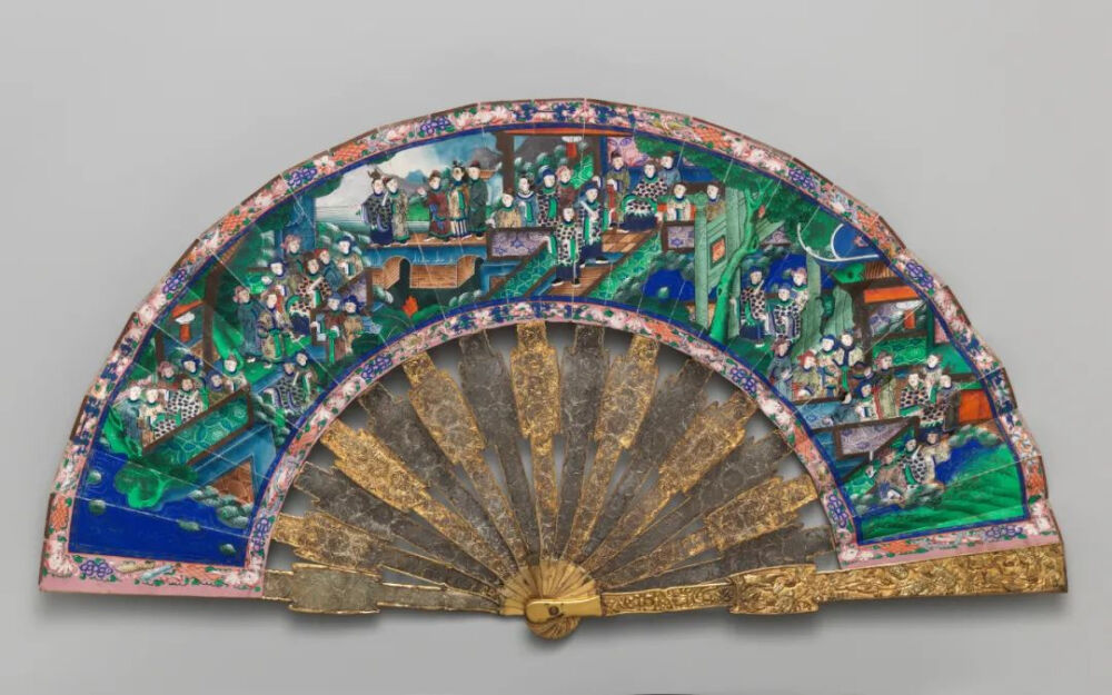 纽约大都会博物馆馆藏中国外销折扇上,也采用了银鎏金累丝工艺,扇面