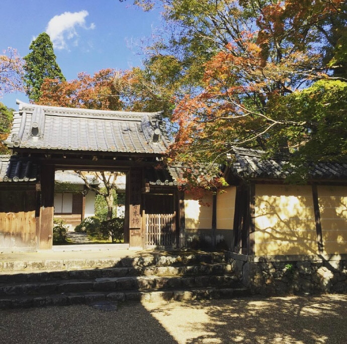 夏目友人帐圣地巡礼，
阳光洒下的高雄山神户寺 ​​​​