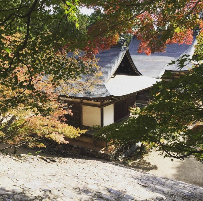 夏目友人帐圣地巡礼，
阳光洒下的高雄山神户寺 ​​​​