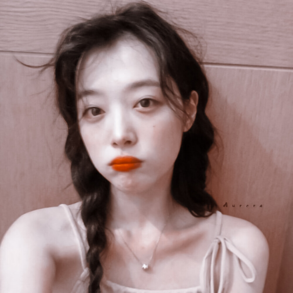 “爱意东升西落，浪漫至死不渝。落俗不可避免，温柔永远存在”崔真理/