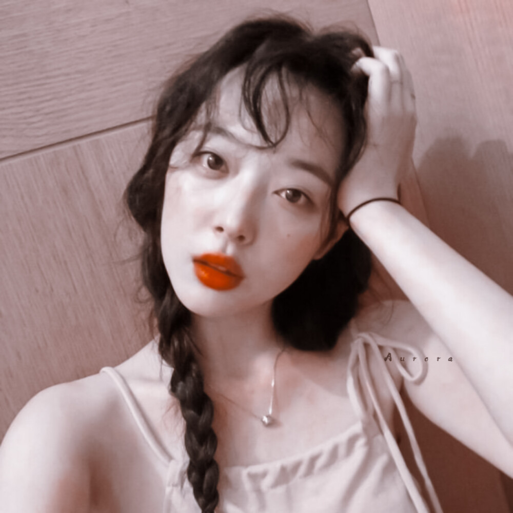 “爱意东升西落，浪漫至死不渝。落俗不可避免，温柔永远存在”崔真理/