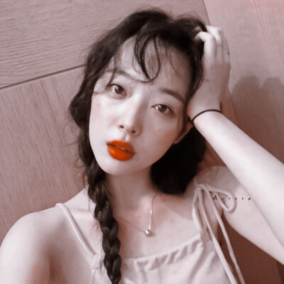 “爱意东升西落，浪漫至死不渝。落俗不可避免，温柔永远存在”崔真理/