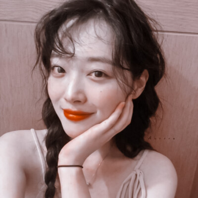 “爱意东升西落，浪漫至死不渝。落俗不可避免，温柔永远存在”崔真理/