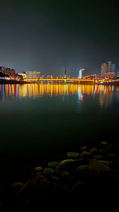 晚安，霓虹彩照的夜景
晚安，孤寂清冷的角落