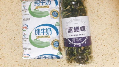 用料：
蝶豆花包 牛奶 蜂蜜 冰块
 
做法：
1、开水冲泡蝶豆花，滤出蓝色的蝶豆花水
2、在杯子里依次加入冰块、牛奶、蜂蜜
3、最后缓慢倒入蝶豆花水
