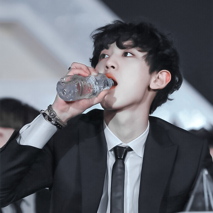 
﹡ SehunHyuna_06
发椿装可爱的泰迪我不懂（可能不是泰迪是蚂蚱）
