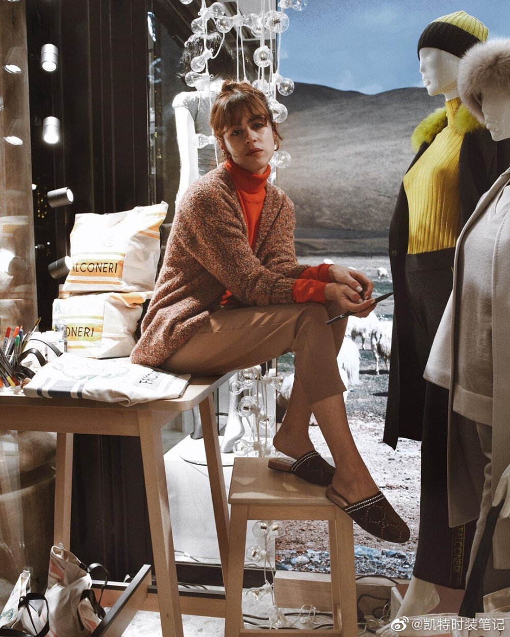 #在绘画中理解时尚#
她是来自西班牙巴塞罗那的时尚博主Saray Martin，Saray从小学习芭蕾，舞蹈是她生命中很重要的一部分。她热爱生活中一切美的事物，插画也是她经常分享的内容，都是在探索关于都市和女性的话题。Saray Martin的穿搭风格也充满了艺术气息，黄色睡衣和绿色丝巾的亮眼搭配；文艺复古的白色长裙、海军蓝色的西装外套搭配白色复古蕾丝裙，浪漫飘逸。风格和绘画的确有很多相通之处，色彩的搭配与对比，整体的和谐与统一。穿衣搭配和画画一样，都是在告诉别人一个关于你的故事。