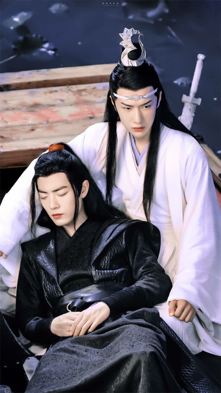 有一群人会致死怀念那个夏天
那个无尽夏 来日方长
屋顶 瀑布 白色风车 滑雪 极光
我们一直在等着 守着 护着
两个大男孩 一定要健康快乐
并肩于雪山之巅 逐光等待安年