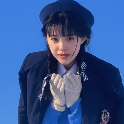 ［wb：虞兮西］
女头