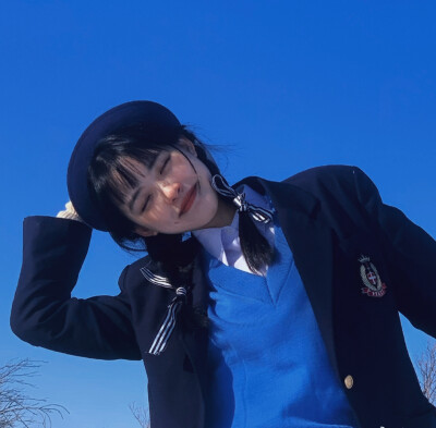 ［wb：虞兮西］
女头