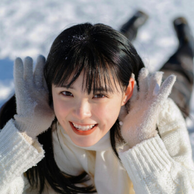 ［wb：虞兮西］
女头