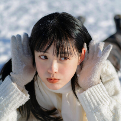 ［wb：虞兮西］
女头