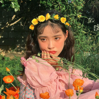 ［wb：虞兮西］
女头