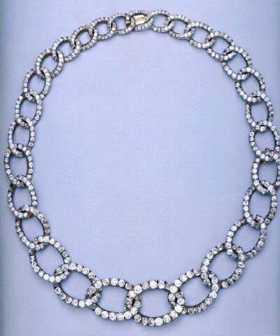 俄罗斯谢尔盖大公夫人伊丽莎白·费奥多罗夫娜的钻石链条项链，是1884年谢尔盖·亚历山德罗维奇大公在法贝热定制，并且送给新娘艾拉的结婚礼物，除了可以当项链，拆短一截改造成手链，还能盘绕围在长礼服的衣领边。