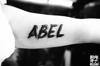 鬼手纹身小鬼店大臂内侧英文纹身师小黑