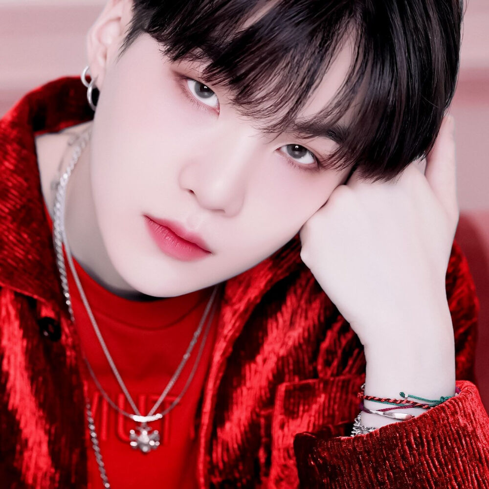 _"喂，一直盯着我，是不是喜欢我啊！"
