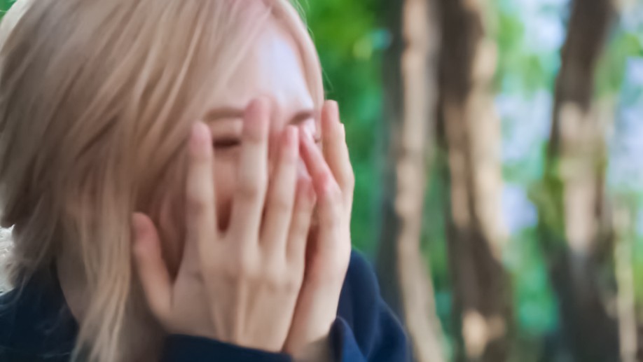 原截wb -请我吃饼干-。
朴彩英Rosie
“少女漂亮的金髮在陽光下熠熠生輝，滿森林的鳥語花香都是她的陪襯。”