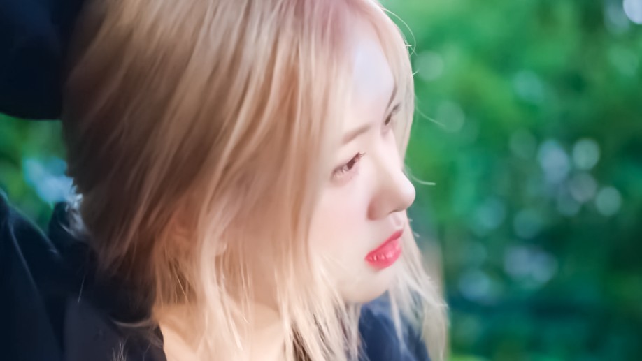 原截wb -请我吃饼干-。
朴彩英Rosie
“少女漂亮的金髮在陽光下熠熠生輝，滿森林的鳥語花香都是她的陪襯。”