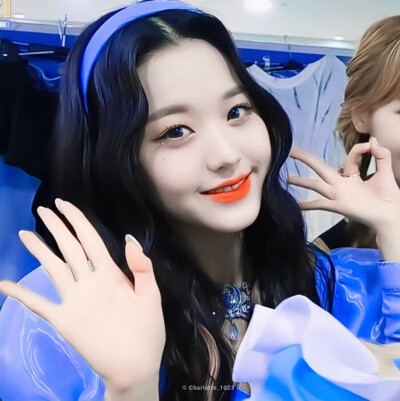 hello大家好 我是张元英
原截江纪然
张元英/严俊渝耀