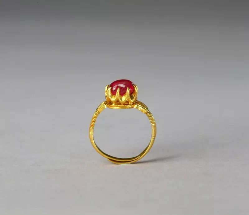 清金镶红宝石戒指现藏故宫博物院