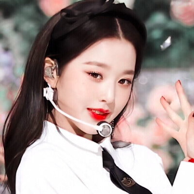 ·You are the bright star of the orange sky in the sunset.
· 你是落日弥漫的橘 天边透亮的星.
原/左也.