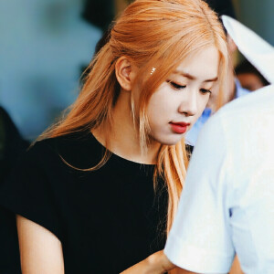 HAPPY BIRTHDAY TO ROSÉ!!!!!